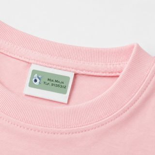 Et navn. En stil. Helt jeres egen.
Skab navnemærker, der skiller sig ud – med lige præcis det design, dit barn elsker.
120 stk. – 179 kr. FRI FRAGT