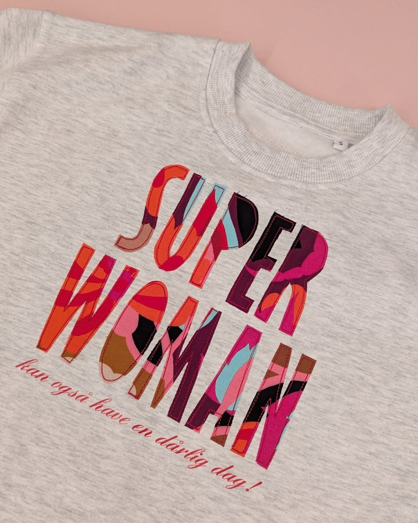 WOW, en fin detalje 🤩

Vi er vilde med @weizcopenhagens smukke upcycling-projekt!

Det flade strygemærke står i fin kontrast til Super Woman-teksten, der er lavet af stofrester. Det er så fedt at se, hvordan tekstur og mønster spiller sammen 💥♻️

Genbrug med kant, kreativitet og personlighed. Mere af det, tak! ✨

👉 Hvad siger I – er det ikke en genial måde at give tekstilrester nyt liv?

WOW, what a beautiful detail 🤩

We absolutely love @weizcopenhagen’s stunning upcycling project!

The flat iron-on patch creates a lovely contrast with the Super Woman text, which is made from fabric scraps. It’s so cool to see how texture and pattern play together 💥♻️

Recycling with edge, creativity, and personality. More of this, please! ✨

👉 What do you think – isn’t this a brilliant way to give textile leftovers a new life?